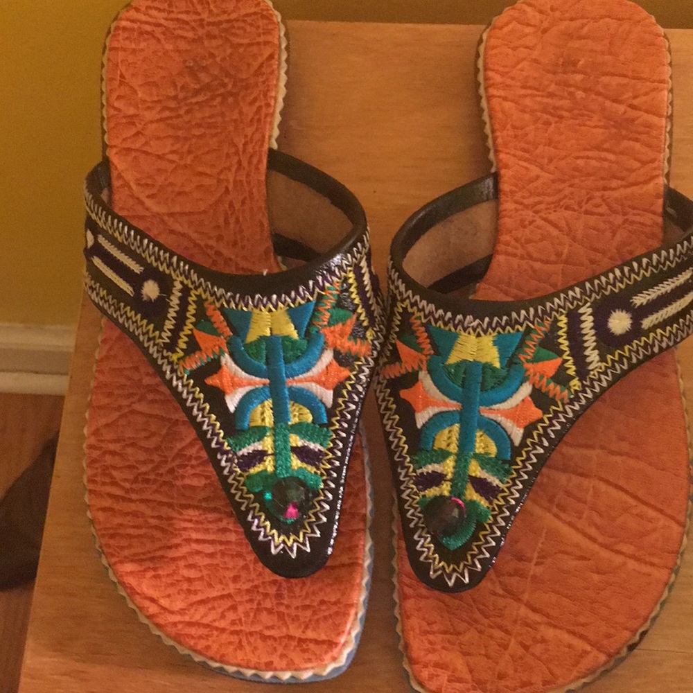 I’m selling. Those  new.  Sandals